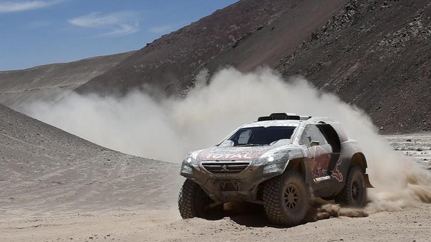 Carlos Sainz abandona el Dakar tras volcar en la quinta etapa
