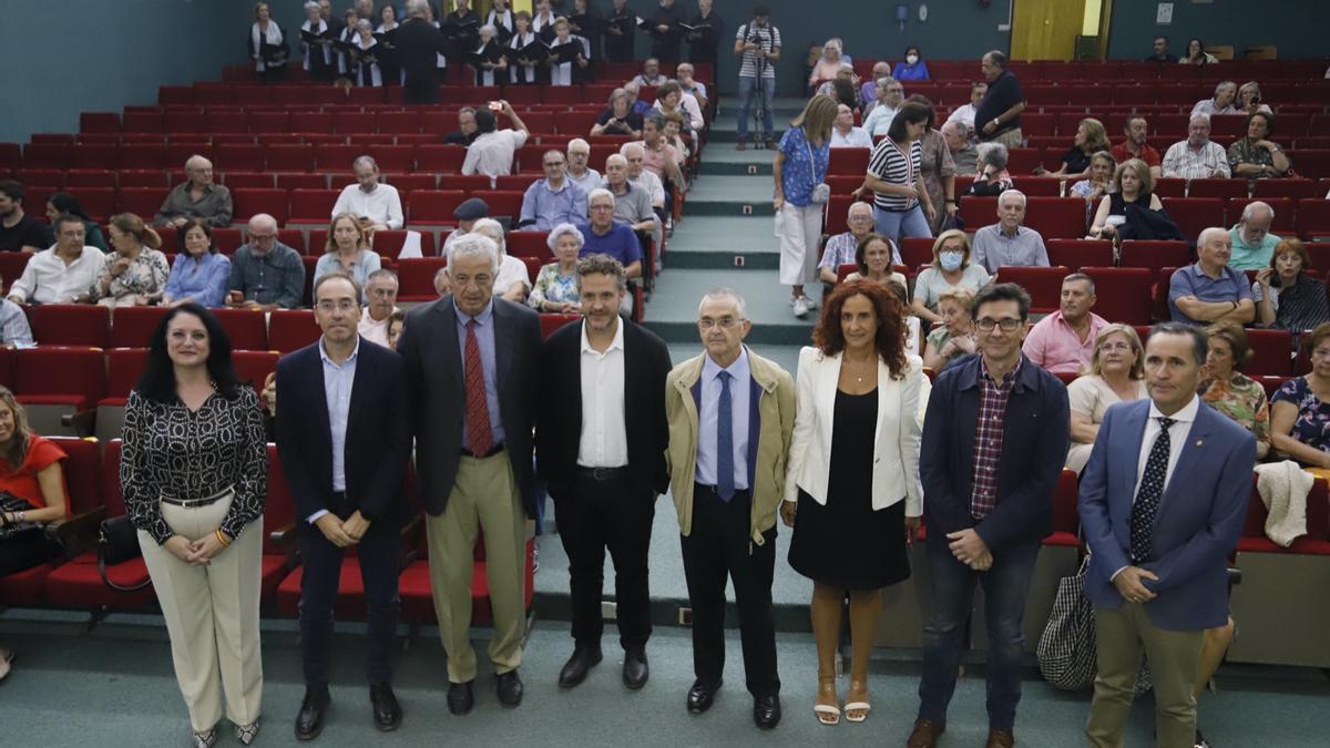 Foto de familia de los participantes en el acto inaugural del Centro Intergeneracional de la UCO