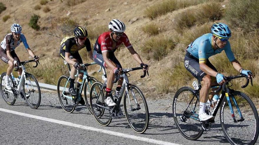 López lleva a rueda a Contador, Kruijswijk y Bardet, en un momento de la etapa de ayer.