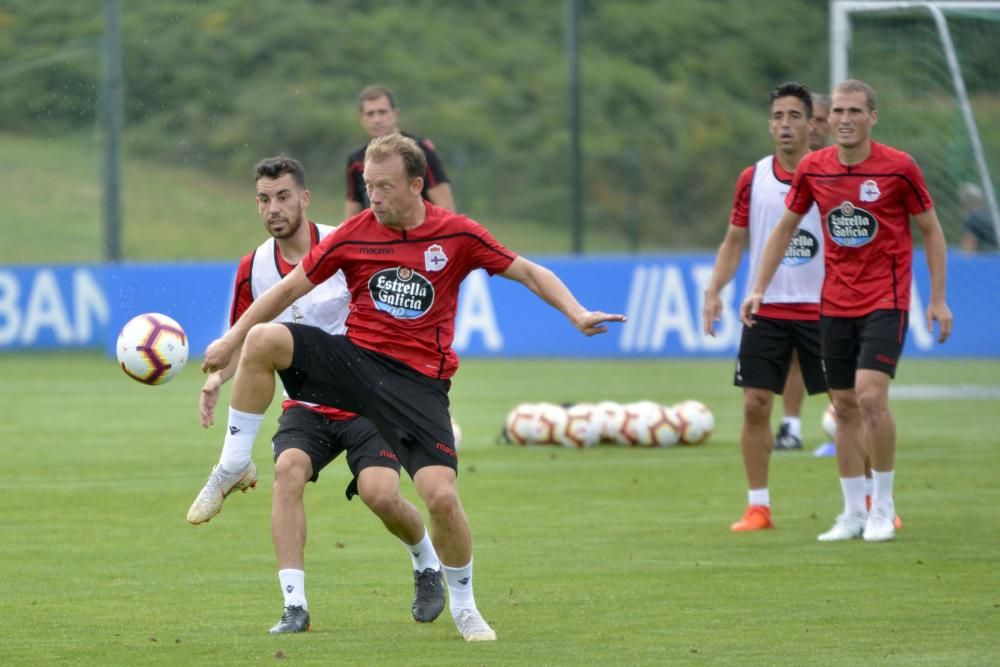 Los problemas del técnico en ataque constatan con el abundante caudal de futbolistas en otras zonas.