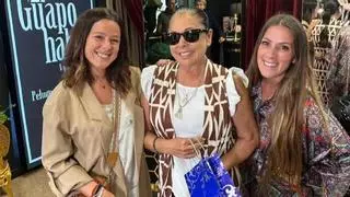 La cantante Isabel Pantoja visita Córdoba para ir de compras y a un local de belleza
