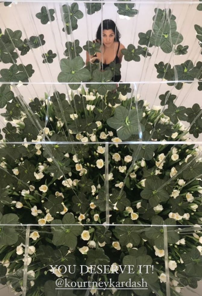 Kourtney Kardashian rodeada de flores en su casa