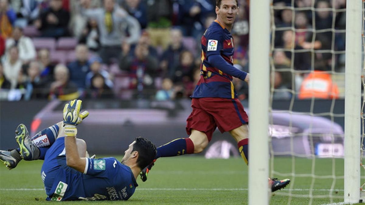 Momento en el que Messi anotó el 2-0 ante el Granada. El argentino, con poco ángulo, mandó el balón al fondo de la red de Andrés Fernández después de una asistencia de Suárez