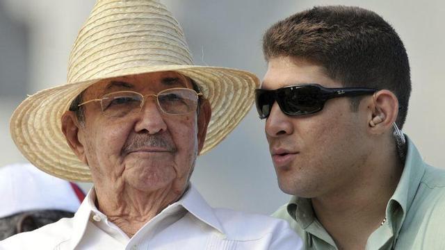 Raúl Castro, amb el seu net Raúl, el 2009. | ALEJANDRO ERNESTO / EFE