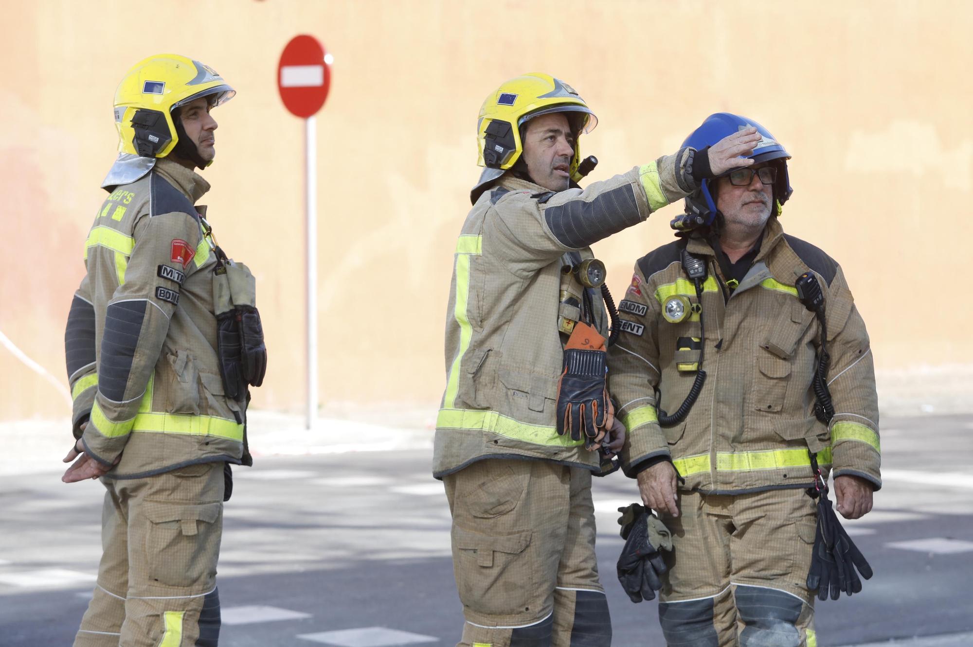 Els Bombers continuen treballant en l’incendi de l'entrada sud de Girona