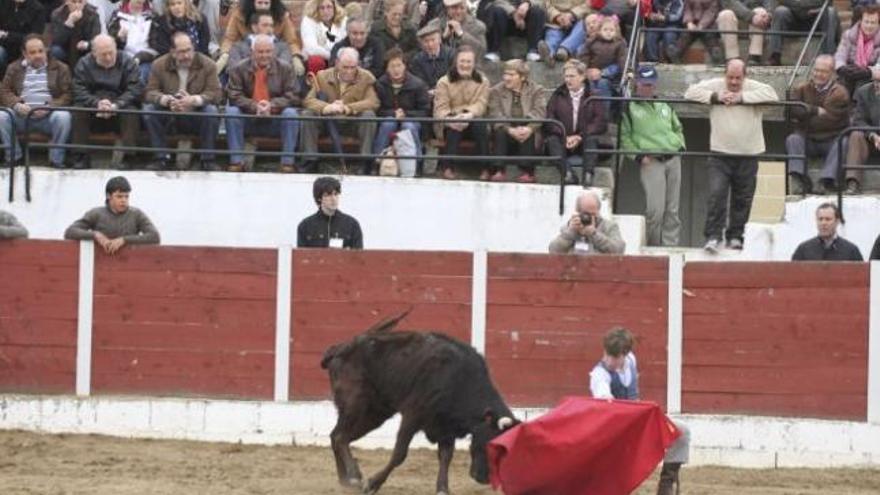 Uno de los jóvenes exhibe su arte ante la expectación del público.