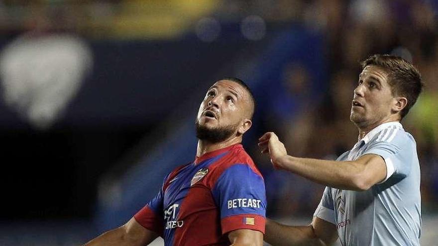 El delantero del Levante Ghilas y el defensa del Celta Fontàs, ayer.