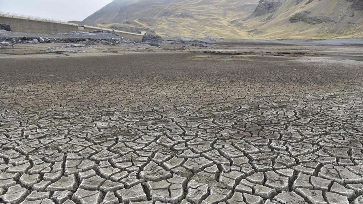 Vista de la reserva de agua de Ajuankota, que provee a La Paz, a un 1% de su capacidad por la peor sequía en 25 años, el 21 de noviembre.