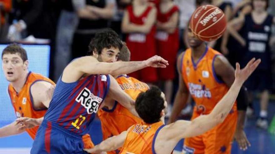 El Valencia intenta hacerse con el balón ante la presencia de Navarro.