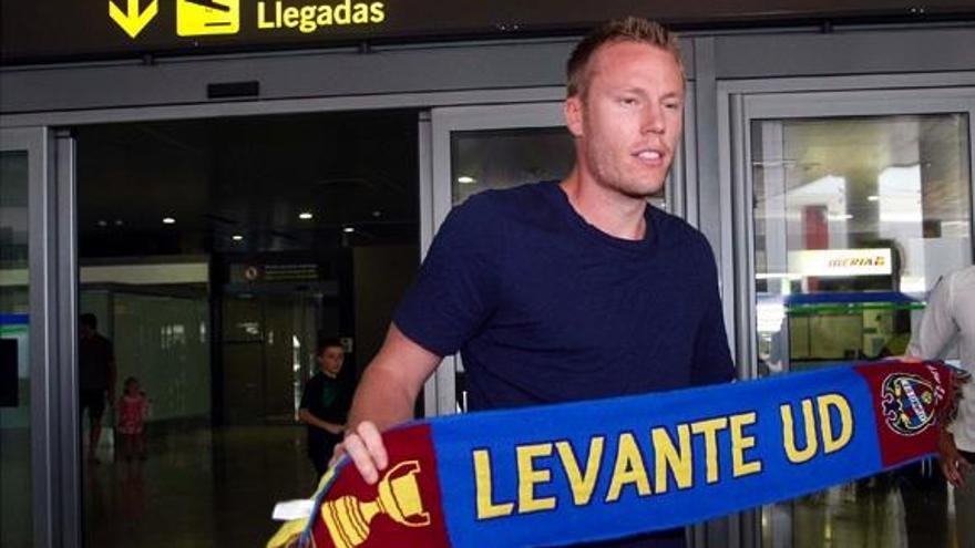 Christian Lell, a su llegada al aeropuerto de Manises