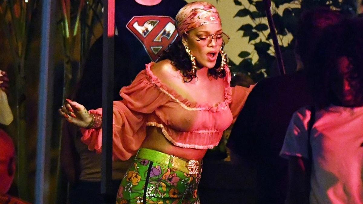 Rihanna baila más a gusto sin sujetador