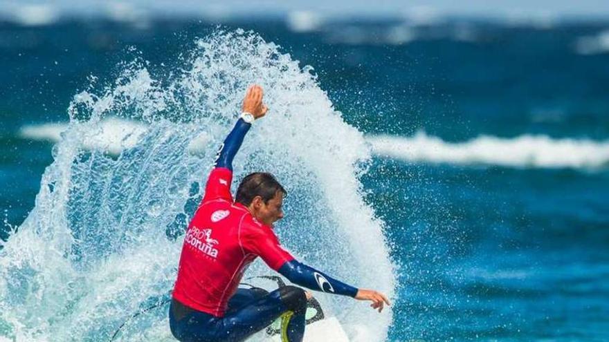 Tom Cloarec en la primera jornada de la Liga de Surf en A Coruña.