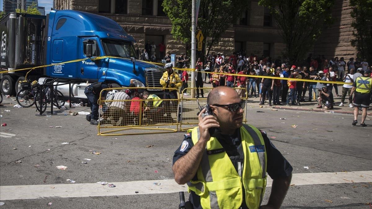 Tiroteo durante la celebración por el campeonato de los Toronto Raptors, este lunes, en una zona cercana a la Plaza Nathan Phillips.