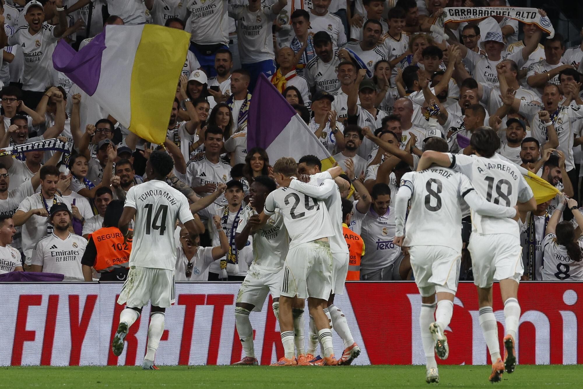 MADRID, 04/10/2025.- El delantero del Real Madrid Vinicius Jr (2i), celebra su segundo gol contra el Villarreal, durante el partido de la jornada 8 de LaLiga EA Sports que Real Madrid y Villarreal disputan este sábado en el estadio Santiago Bernabéu.- EFE/ JJ Guillén