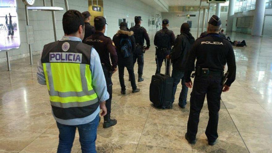 Detienen en el aeropuerto de Alicante-Elche a dos narcotraficantes procedentes de Holanda