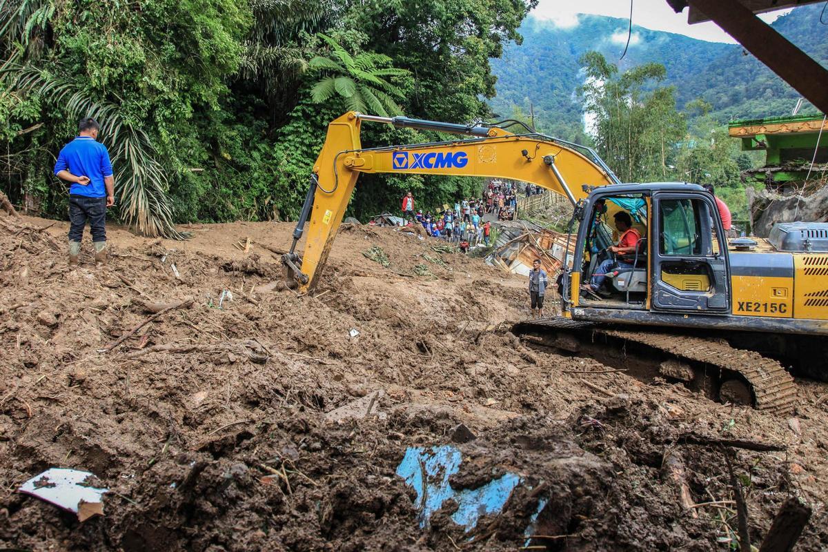 Una excavadora en una localidad de la provincia de Sumatra del Norte, Indonesia.