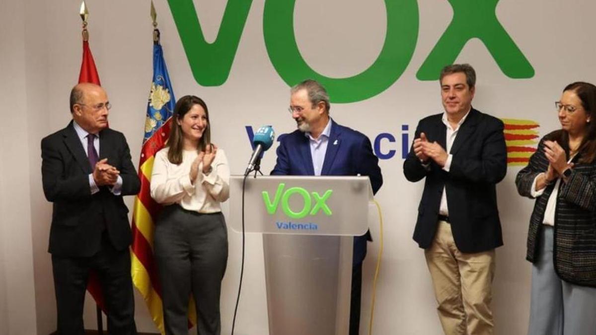 Carlos Flores junto a Gil Lázaro y otros líderes de Vox tras ser designado candidato a la Generalitat.