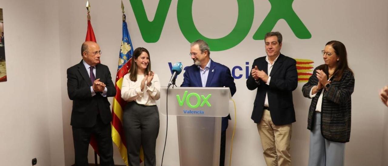 Carlos Flores junto a Gil Lázaro y otros líderes de Vox tras ser designado candidato a la Generalitat.