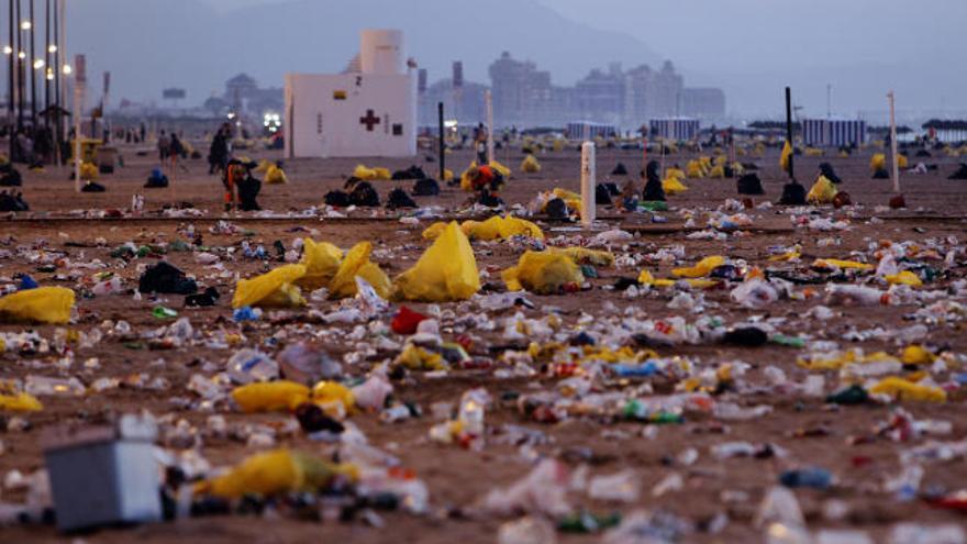 Basura acumulada en la arena de la playa de la Malva-rosa tras una celebración de la noche de San Juan.