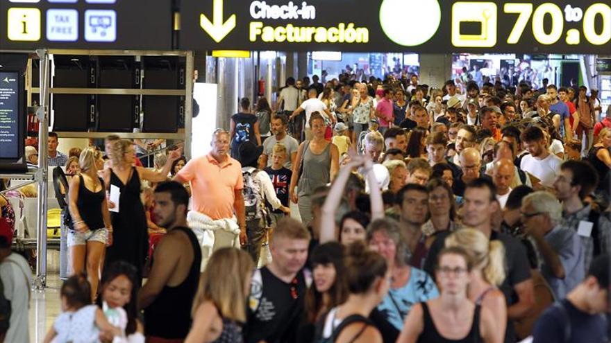 Aena convoca una reunión hoy en El Prat en el segundo día de paros