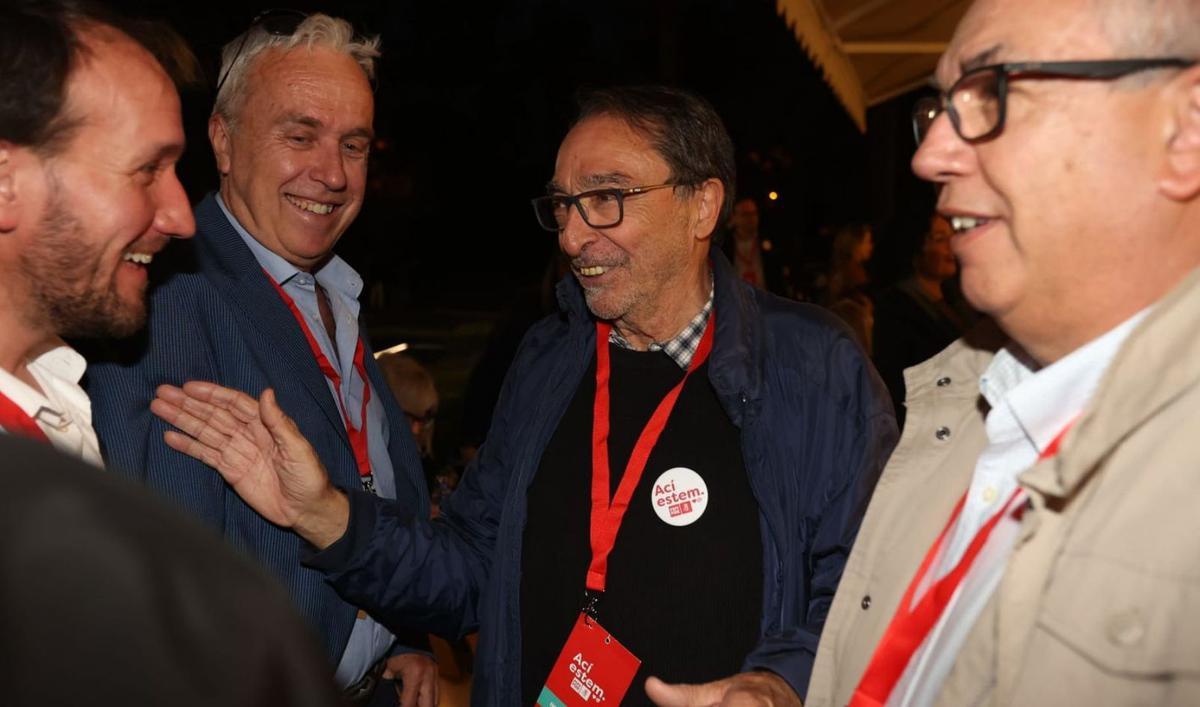 Ángel Franco conversa con otros socialistas, tras conocerse la nueva dirección del PSPV, ayer.   | TONI LOSAS