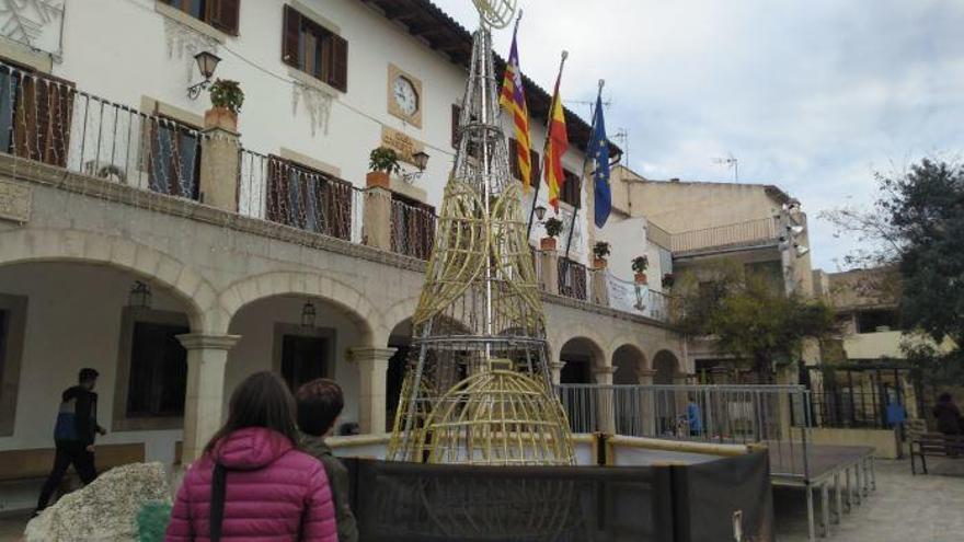 Am Donnerstagmittag (20.12.) bewundern Passanten den Glücksweihnachtsbaum in Sant Llorenç, den die spanische Nationallotterie gespendet hat