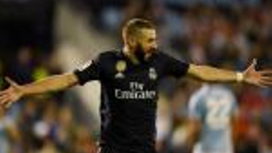 Karim Benzema, celebrant un dels seus dos gols.