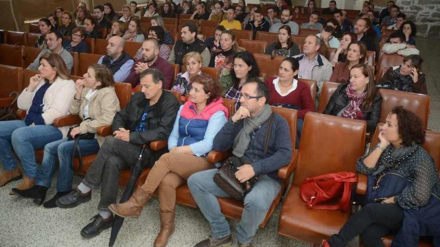 Asistentes a la asamblea que tuvo lugar ayer en los locales sindicales de Pontevedra. // Rafa Vázquez