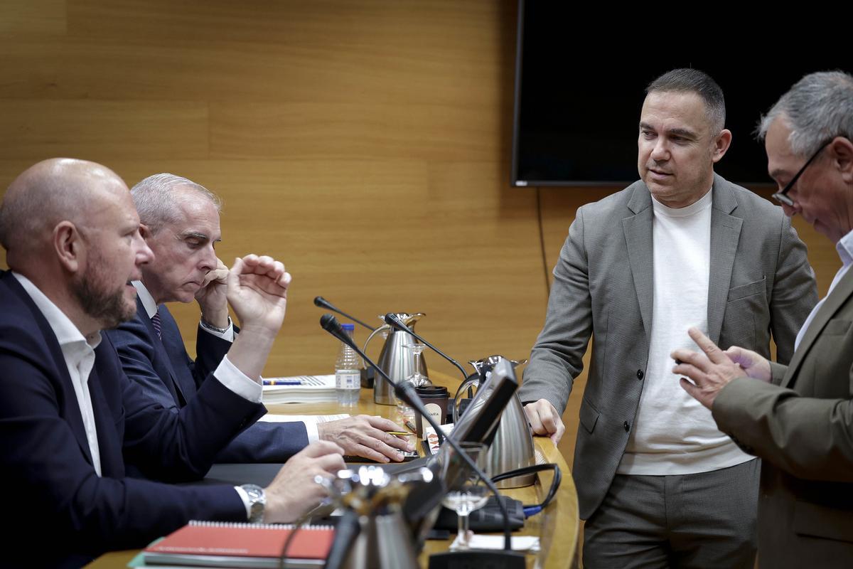 Los portavoces de PSPV y Compromís hablan con el presidente de la comisión, Toni Gaspar, este jueves.