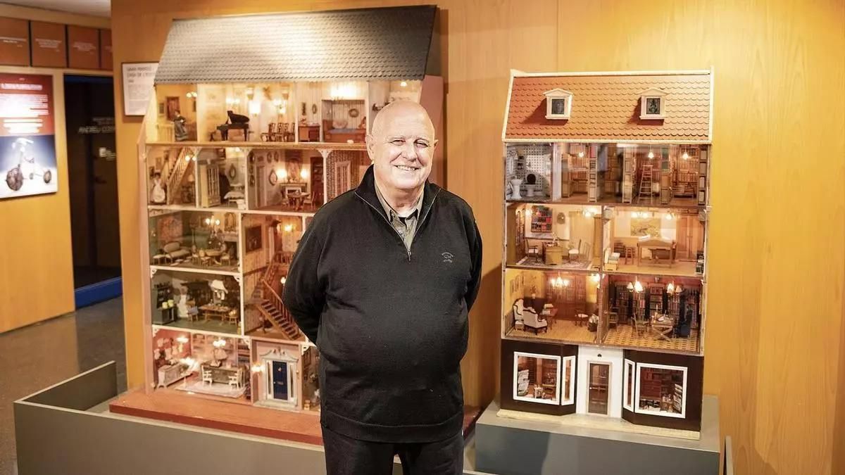 Josep Maria Joan i Rosa frente a dos casas de muñecas del Museo del Juguete, en una imagen de 2022.