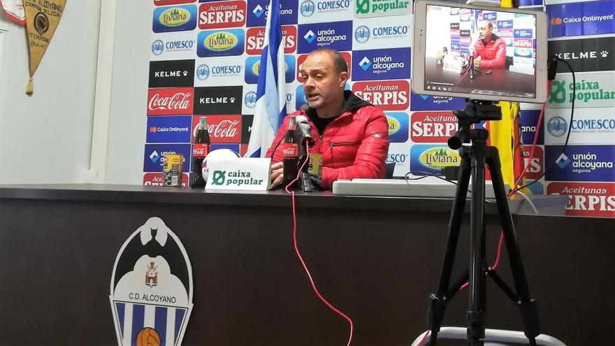 Vicente Mir: «Si algún futbolista se cabrea será su problema. Aquí juegan los mejores»