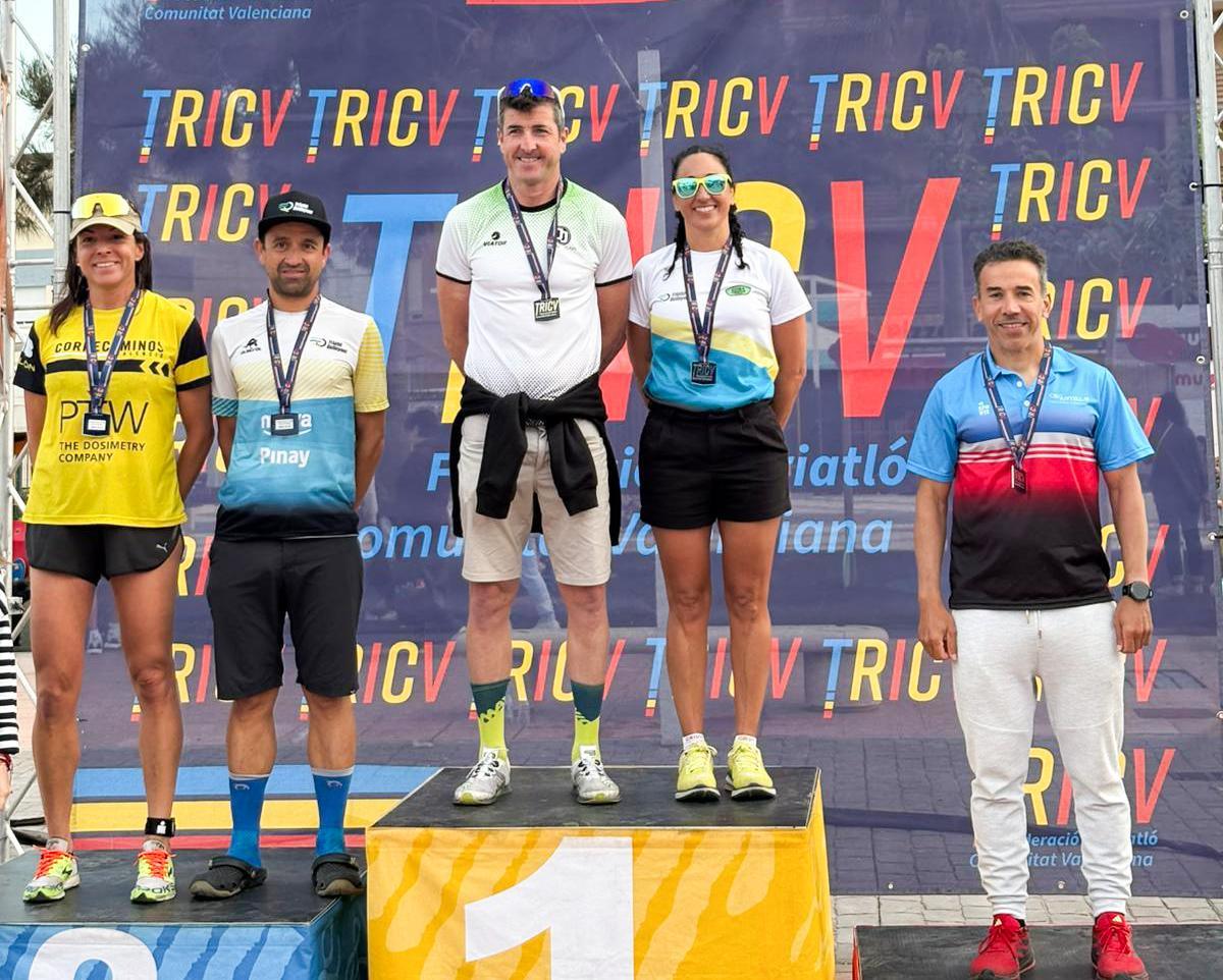Celia y Ramon, del Triatló Ontinyent, en el primer y segundo puesto, respectivamente, del podio.