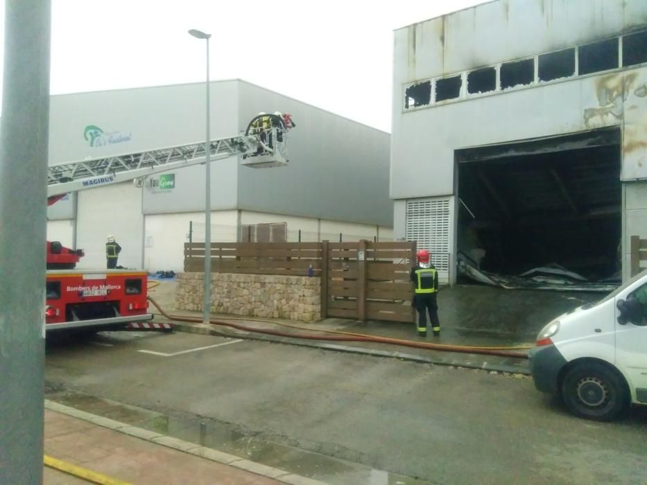 Incendio en una nave industrial de sa Pobla