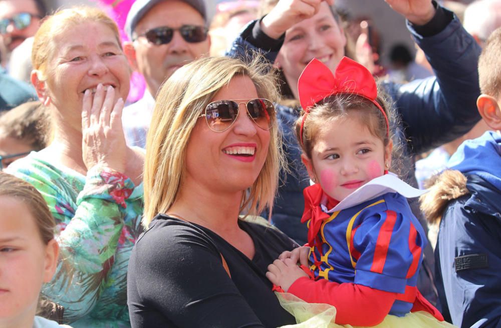 Las familias y los niños disfrazados toman las calles del centro de Málaga el primer domingo de Carnaval.