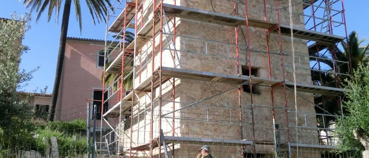 Imagen de la torre rodeada de andamios mientras se procede a su rehabilitación.