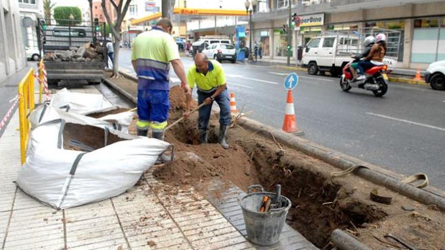 Operarios, en la zona de Tomás Morales donde reventó la tubería. | santi blanco