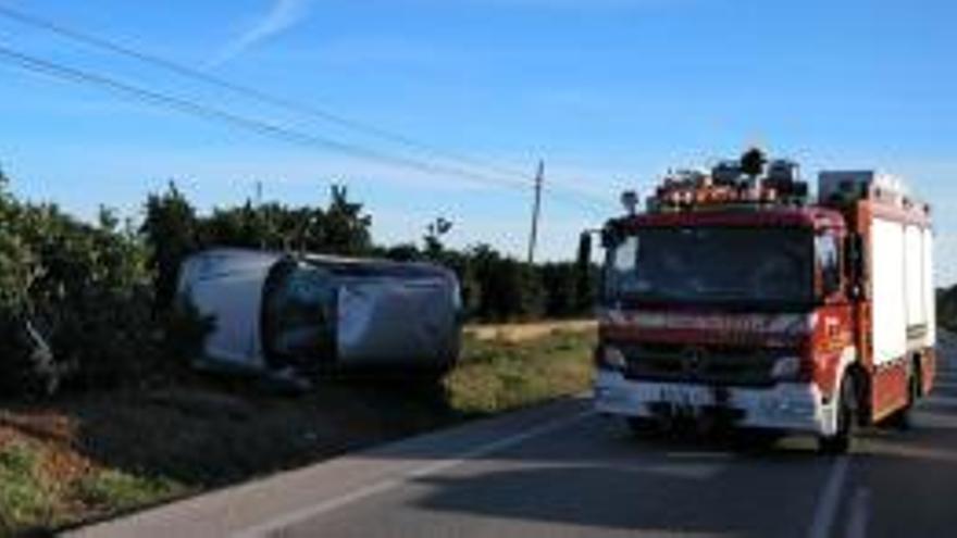 Una conductora queda atrapada al volcar su coche en la salida de Pego