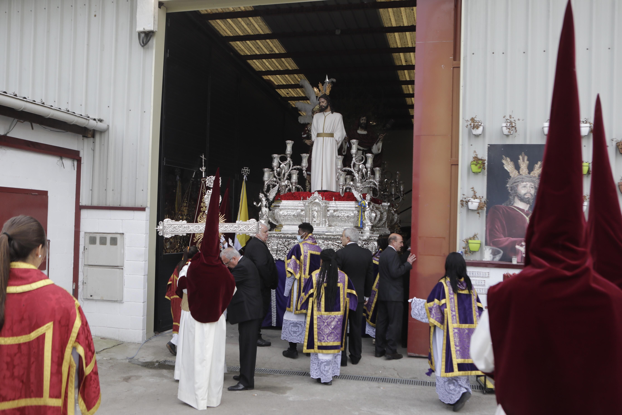 Los Estudiantes llevan al Señor de la Sentencia desde el cielo al Paraíso
