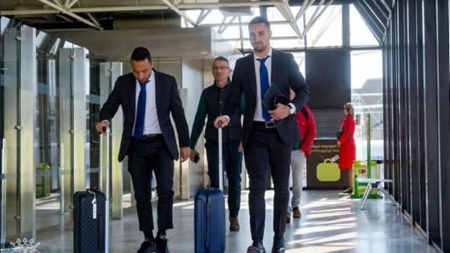 Cazorla y Asenjo, a su llegada al aeropuerto de Lisboa.