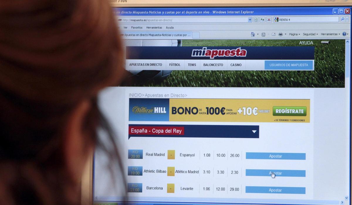 Una mujer observa un portal de apuestas por internet.