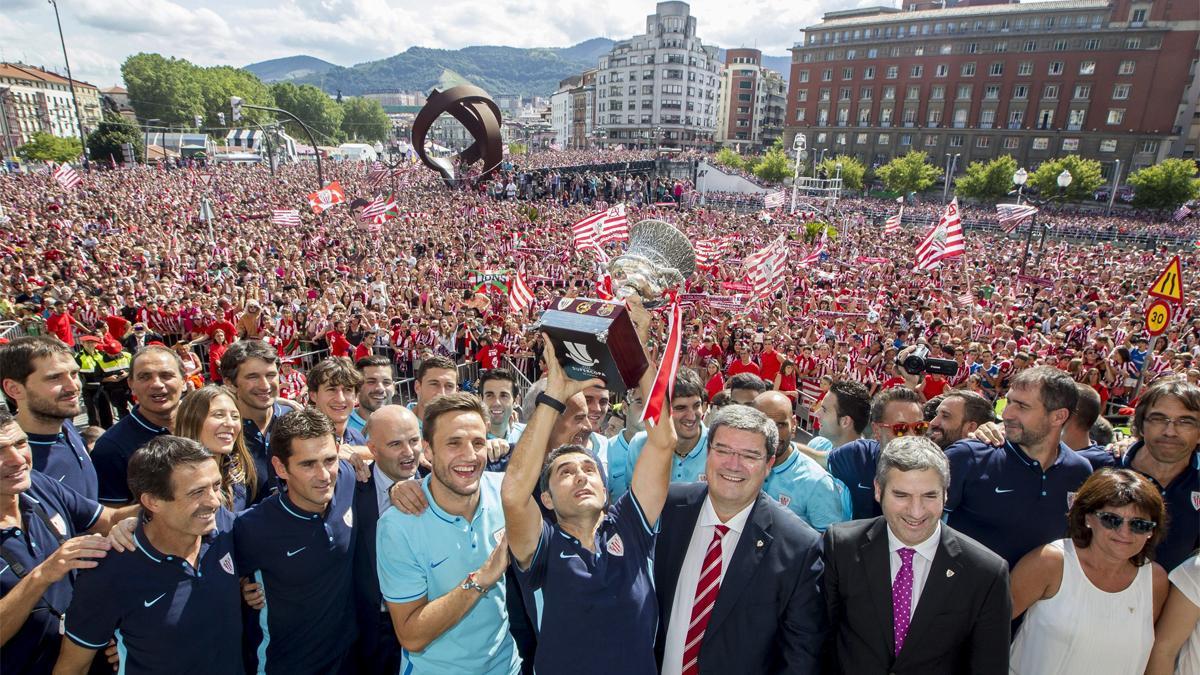 Valverde levanta la Supercopa de España del 2015 en la explanada del Ayuntamiento de Bilbao