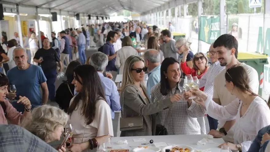 Entre finos y reencuentros, así se vive el segundo día de la Cata del Vino: "Estamos ya amontillados"