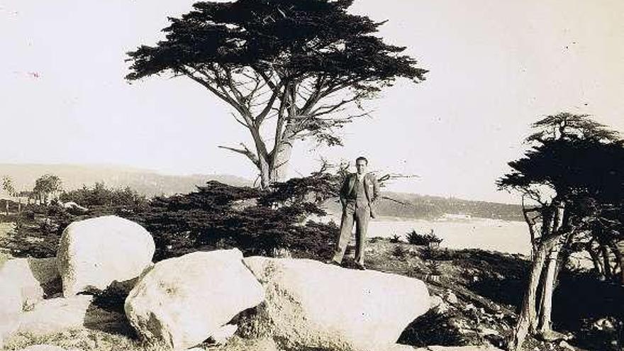 A la izquierda, Antonio Massó recibe el premio por la mejor imagen de marca en 1978. A la derecha, durante su estancia en Estados Unidos, al pie de una enorme secuoya en Yosemite Park (1931). // Á.familiar