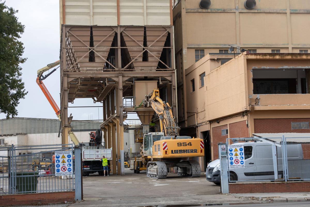 Desmantelan la histórica fábrica de Pìema del Polígono Son Castelló