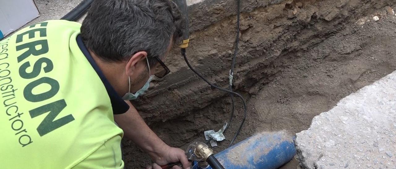 Un operario repara un tramo de la red de abastecimiento durante unas obras públicas.