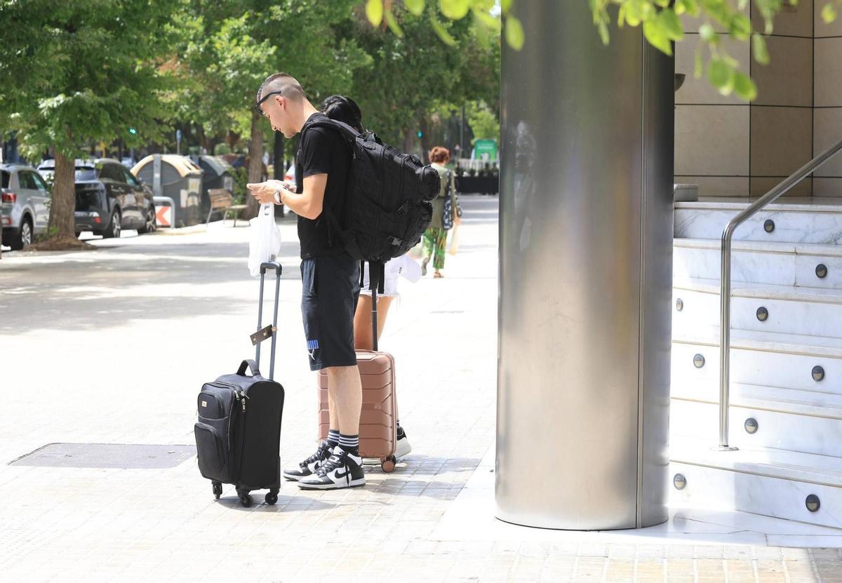 Imagen de archivo de un turista en la puerta de un hotel en València.