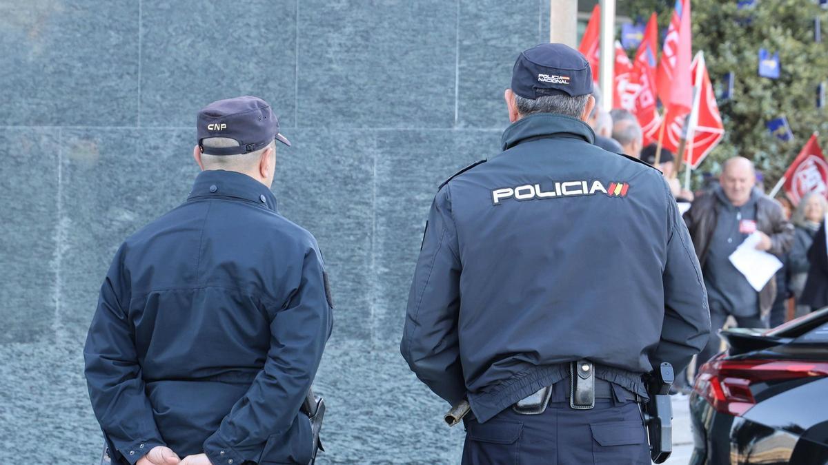 AGENTES DE LA POLICIA NACIONAL EN UNA CALLE DE VIGO .