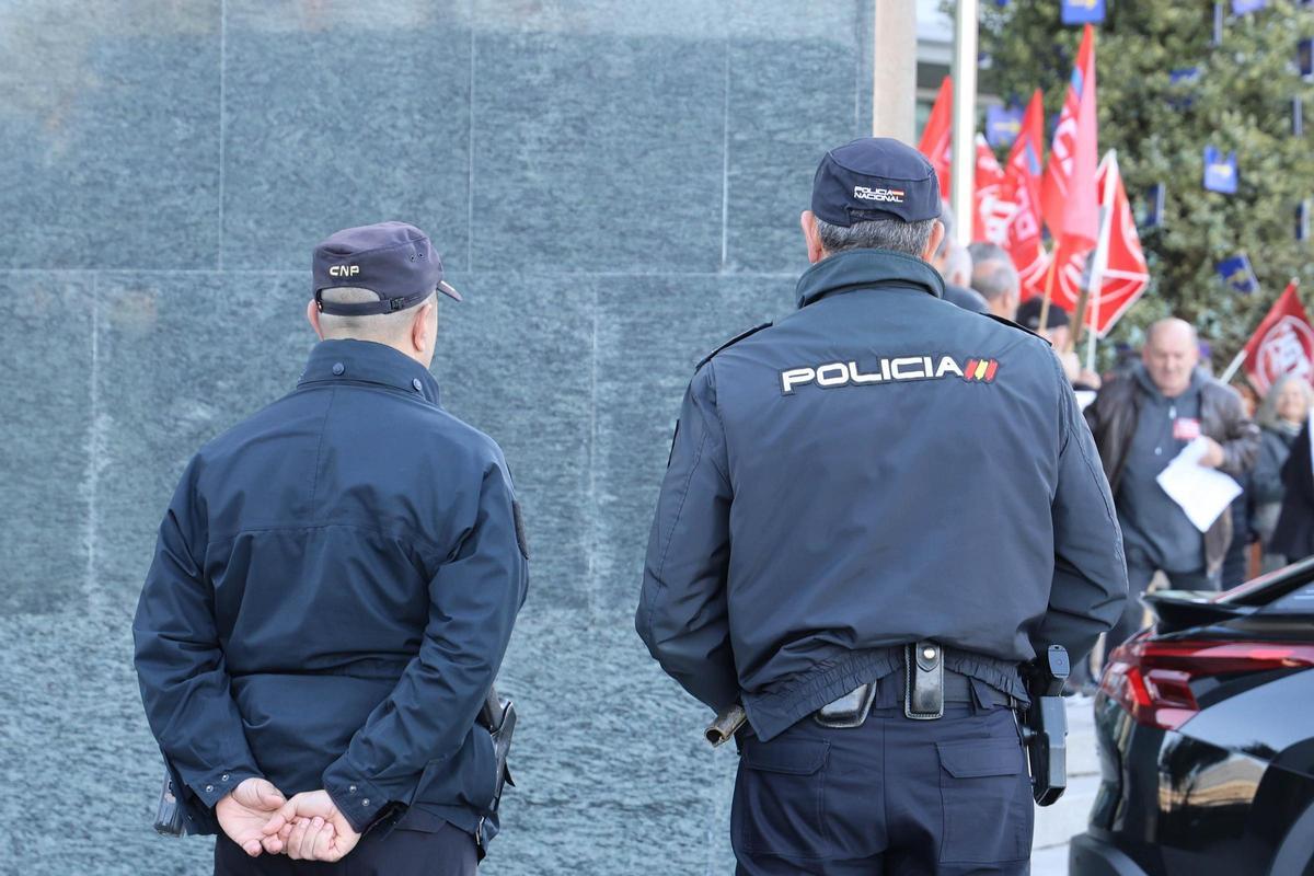 AGENTES DE LA POLICIA NACIONAL EN UNA CALLE DE VIGO .