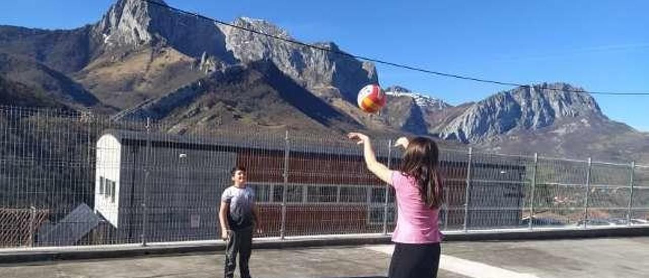 Dos escolares, jugando al voleibol en Beleño.