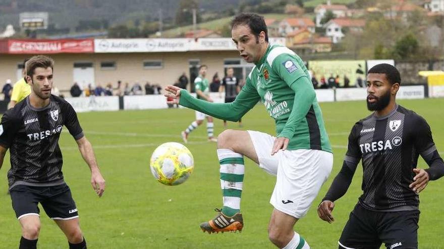 Pablo Prieto trata de controlar el balón, entre Juan López, a la izquierda, y Miki Cantave, ayer en Les Caleyes.